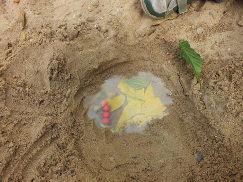 С улыбкой вспоминаю, как мы делали тайники секретики в детстве. 02