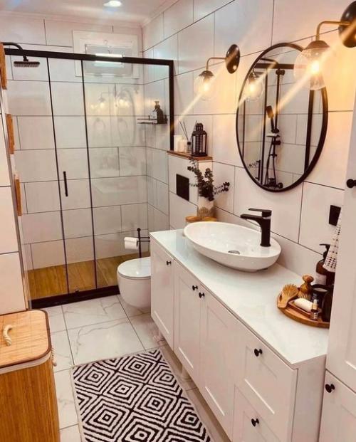 Шикарный совмещённый санузел, сделанный в белоснежном цвете и с прозрачной душевой кабиной.