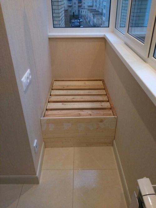 Вот так легко и просто, за 1 вечер, муж организовал на лоджии дополнительное место хранения и небольшой диванчик! 02