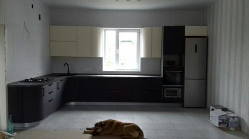 Большая кухня.  Мечта сбылась вот мы только думаем делать ли барную стойку или просто стол?  