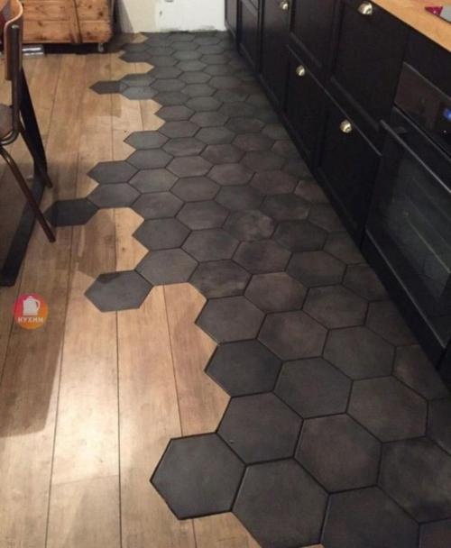 Нынче в моде сочетать ламинат с сотовой плиткой. 04