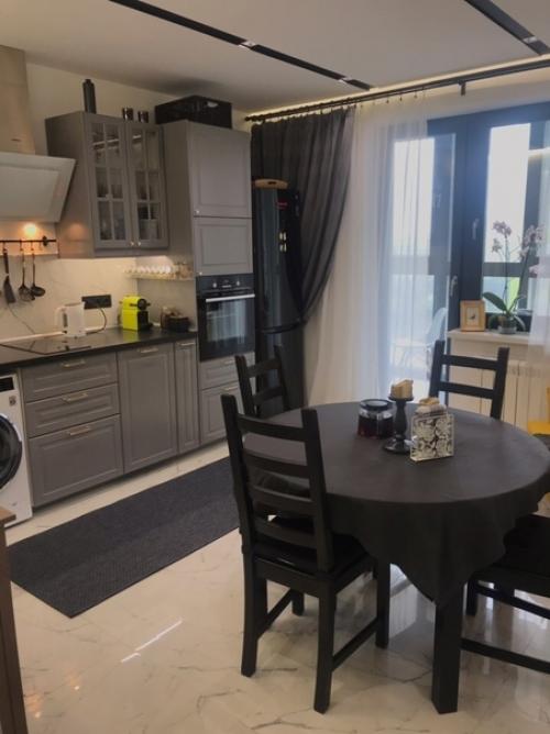 Вот такая у меня просторная и уютная кухня. 07