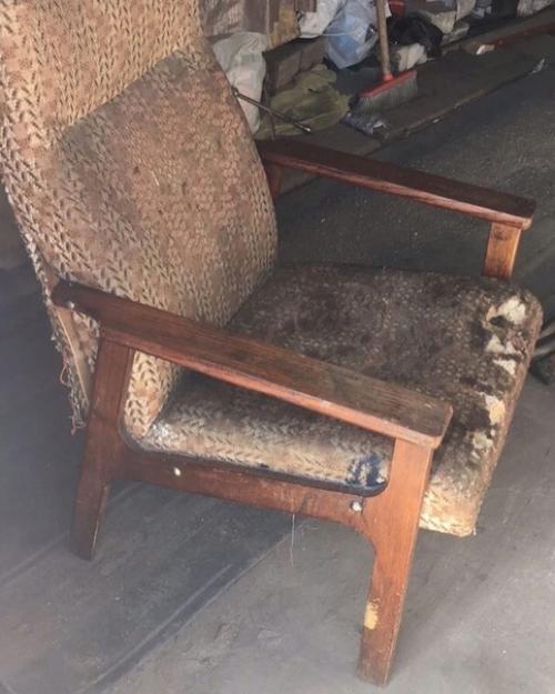 Даже из старого дряхлого кресла, можно сделать милую красоту.