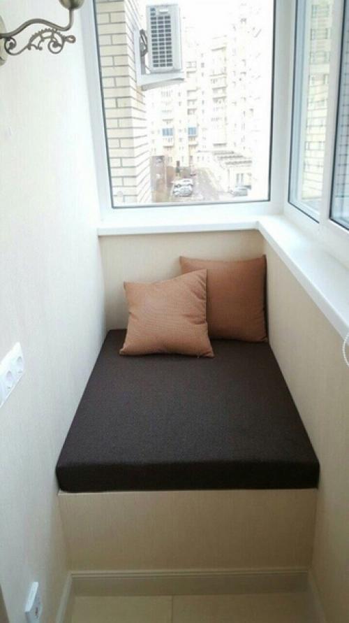 Вот так легко и просто, за 1 вечер, муж организовал на лоджии дополнительное место хранения и небольшой диванчик! 04