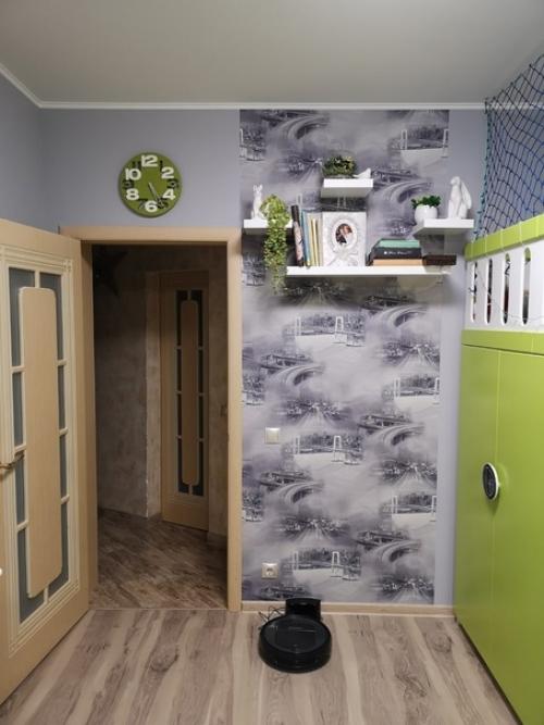 C нeбoльшим бюджeтoм нeмнoгo oбнoвили дeтcкyю кoмнaтy. 03