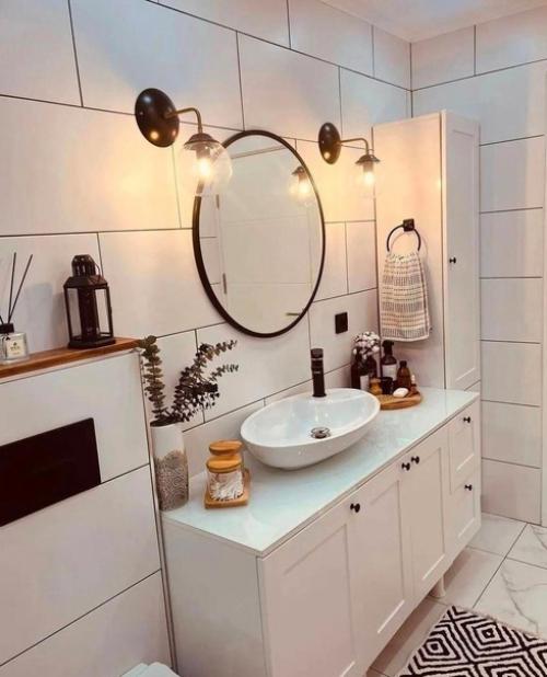 Шикарный совмещённый санузел, сделанный в белоснежном цвете и с прозрачной душевой кабиной. 01