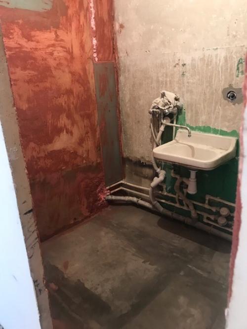 Таким вот образом откапиталили себе санузел. 01