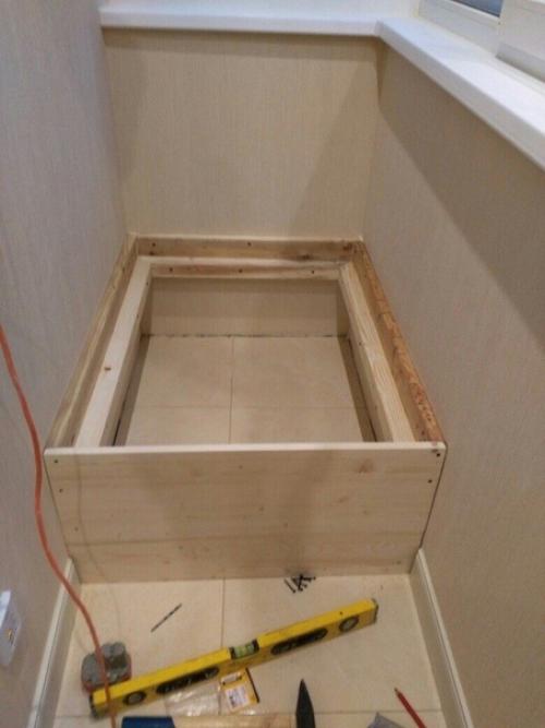 Вот так легко и просто, за 1 вечер, муж организовал на лоджии дополнительное место хранения и небольшой диванчик! 01