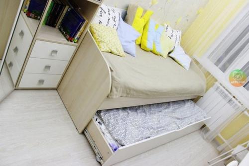 Комната наших девчонок в максимально ярких тонах. 08