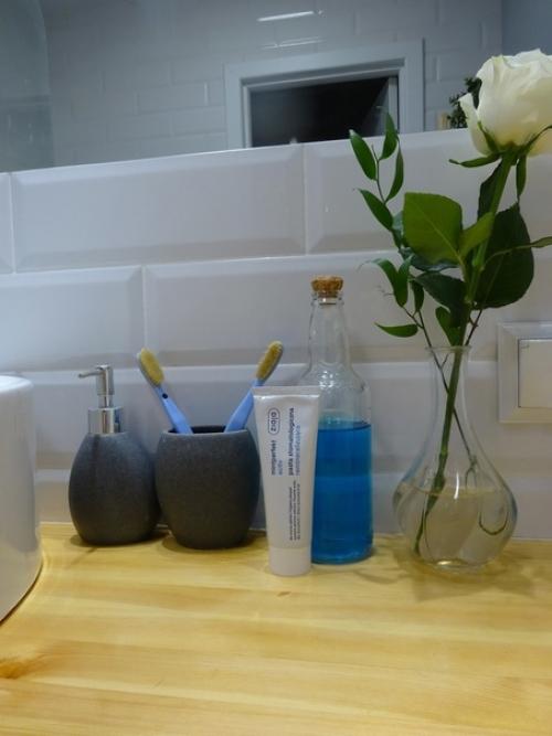 Сочетание дерева и керамической плитки в интерьере нашего санузла. 05