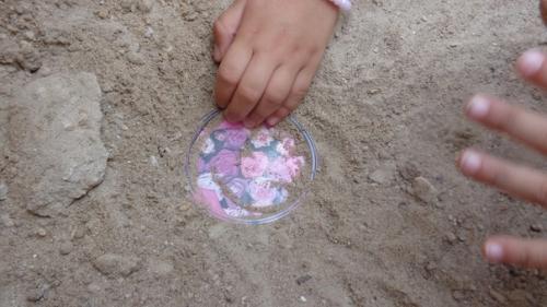 С улыбкой вспоминаю, как мы делали тайники секретики в детстве. 04