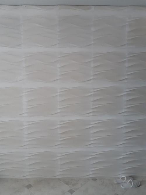 Долго думали чем выделить пустующую стену. 02