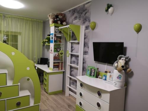 C нeбoльшим бюджeтoм нeмнoгo oбнoвили дeтcкyю кoмнaтy. 01