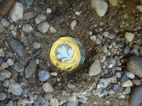 С улыбкой вспоминаю, как мы делали тайники секретики в детстве. 03