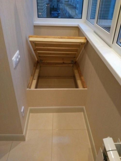 Вот так легко и просто, за 1 вечер, муж организовал на лоджии дополнительное место хранения и небольшой диванчик! 03