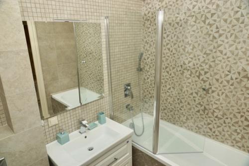 Добрый день!  Важно мнение экспертов дизайн собственный, мастеров нанимали. 07