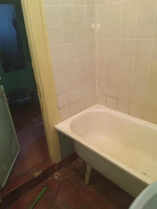 Бабушка попросила немножко отремонтировать ванную комнату. 01