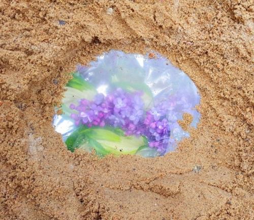 С улыбкой вспоминаю, как мы делали тайники секретики в детстве. 01