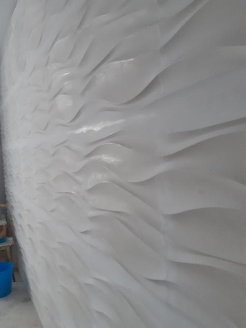 Долго думали чем выделить пустующую стену. 03