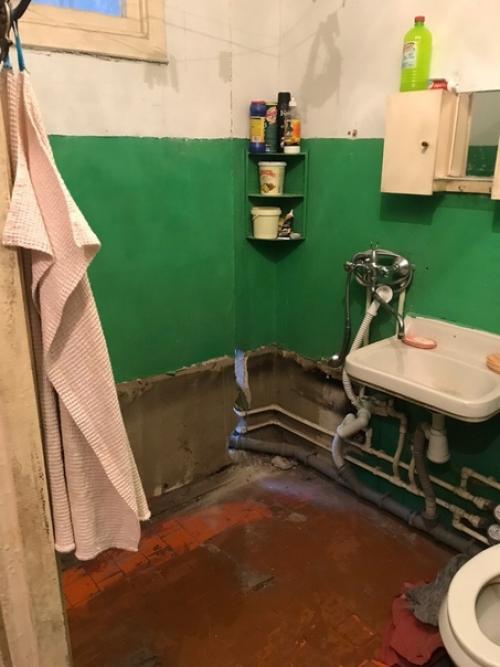 Таким вот образом откапиталили себе санузел.