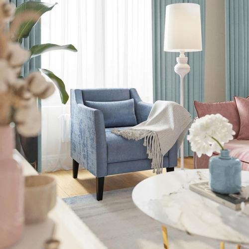 В гостиной просторной и уютной цветовая палитра сочетается с изысканными деталями. 02