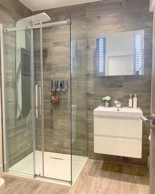 Сделали ремонт в нашей совмещённом санузле, решили сделать душ, а не ванну.