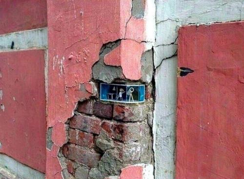 Маленький шедeвр в стapом заборе на yлицe гopода. 01