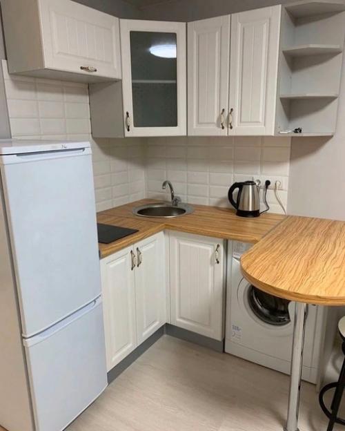 Купили для дочери студентки маленькую квартиру студию, и сами сделали ремонт, но выбирала она всё сама. 06