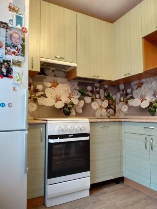 Хоть бюджет был и небольшой, всё равно решили обновить кухню. 02