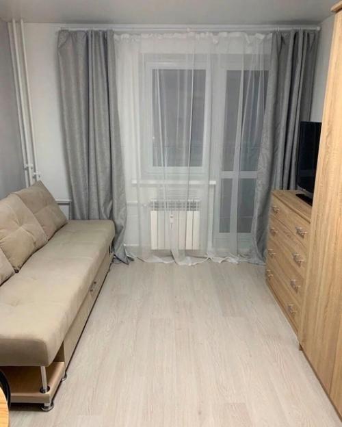 Купили для дочери студентки маленькую квартиру студию, и сами сделали ремонт, но выбирала она всё сама. 01