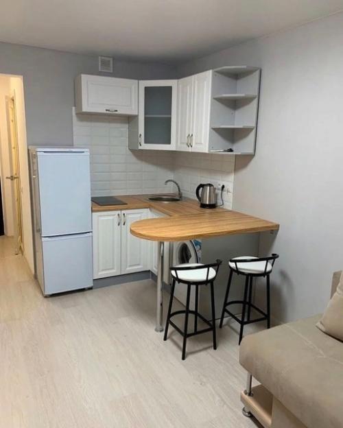 Купили для дочери студентки маленькую квартиру студию, и сами сделали ремонт, но выбирала она всё сама. 07