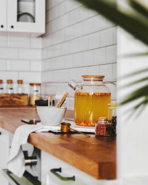 Кухня прекрасна своим сочетанием простоты и деталей, изготовленных из натуральных материалов. 01