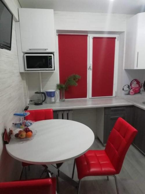 Осуществила мечту совместив подоконник с рабочей поверхностью, кухня 6 кв. 06