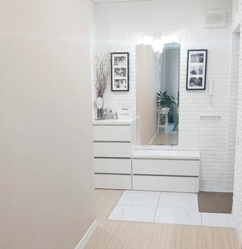 Очень красивая прихожая в белом цвете, всё такое красивое и белоснежное. 03