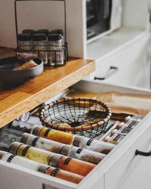 Кухня прекрасна своим сочетанием простоты и деталей, изготовленных из натуральных материалов. 03