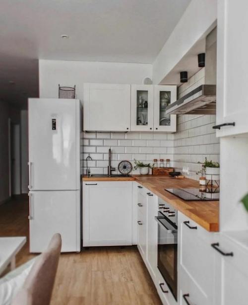 Кухня прекрасна своим сочетанием простоты и деталей, изготовленных из натуральных материалов. 04