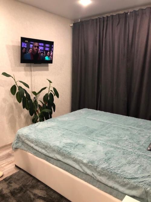 Площадь моей спальни 13 квадратов, всё продумала сама, без дизайнеров. 03