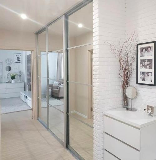 Очень красивая прихожая в белом цвете, всё такое красивое и белоснежное. 01