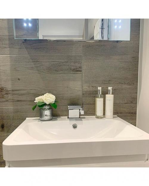 Сделали ремонт в нашей совмещённом санузле, решили сделать душ, а не ванну. 05