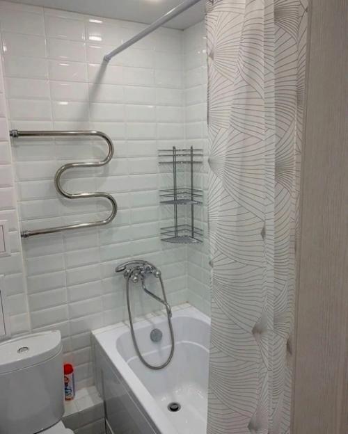 Купили для дочери студентки маленькую квартиру студию, и сами сделали ремонт, но выбирала она всё сама. 05