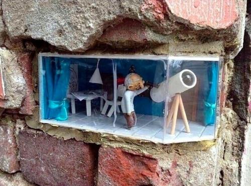 Маленький шедeвр в стapом заборе на yлицe гopода. 02