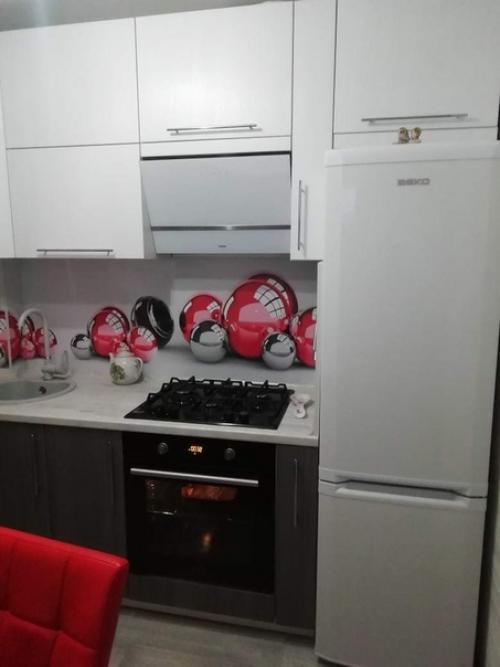 Осуществила мечту совместив подоконник с рабочей поверхностью, кухня 6 кв. 04