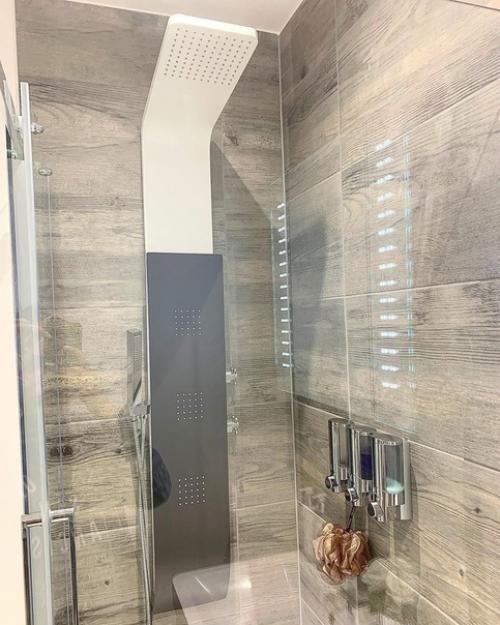 Сделали ремонт в нашей совмещённом санузле, решили сделать душ, а не ванну. 03