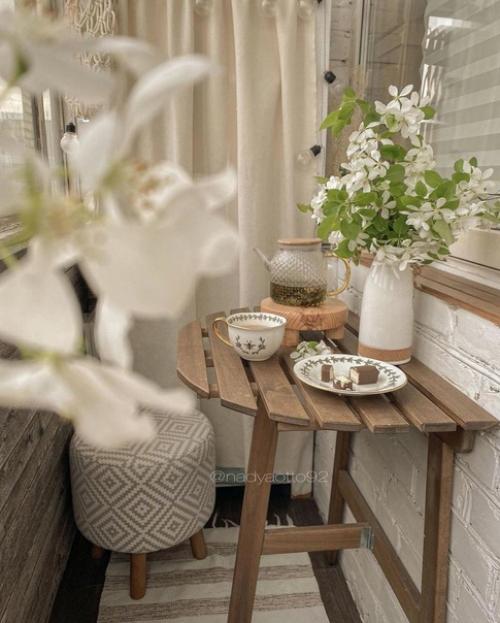 Детали в интерьере квартиры сделаны из натуральных материалов, а также деревянных элементов. 02