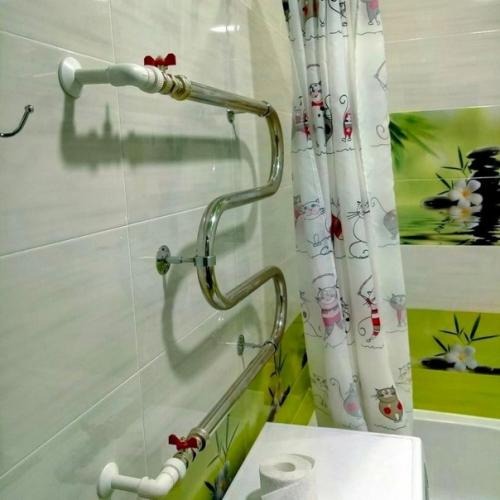 Муж самостоятельно провел ремонт в ванной. 03