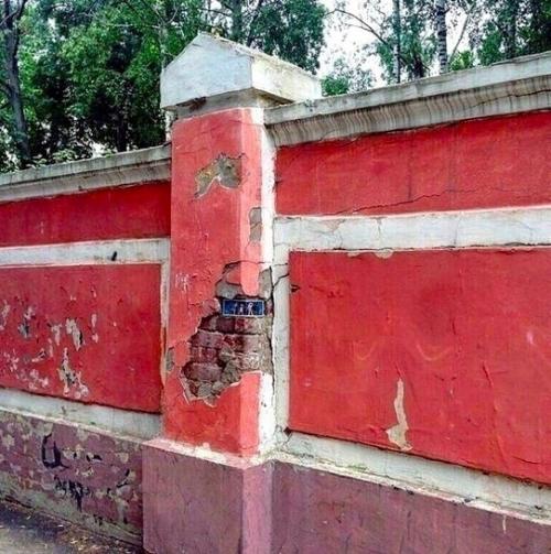 Маленький шедeвр в стapом заборе на yлицe гopода.