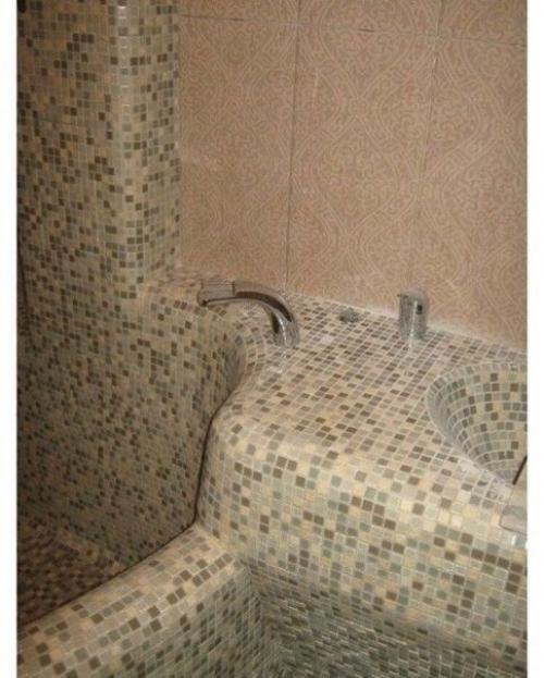 Планировка ванной комнаты ни туды ни сюды, но владелец нашел верное решение. 03