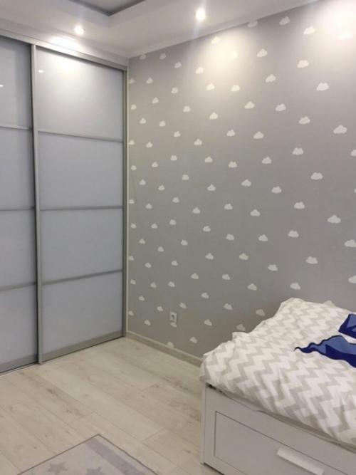 Сделали ремонт в комнате сына, сначала думали, что всё слишком серое, но потом присмотрели.