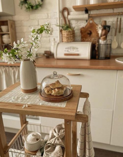 Детали в интерьере квартиры сделаны из натуральных материалов, а также деревянных элементов.