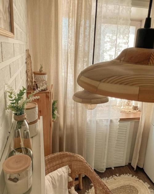 Детали в интерьере квартиры сделаны из натуральных материалов, а также деревянных элементов. 01